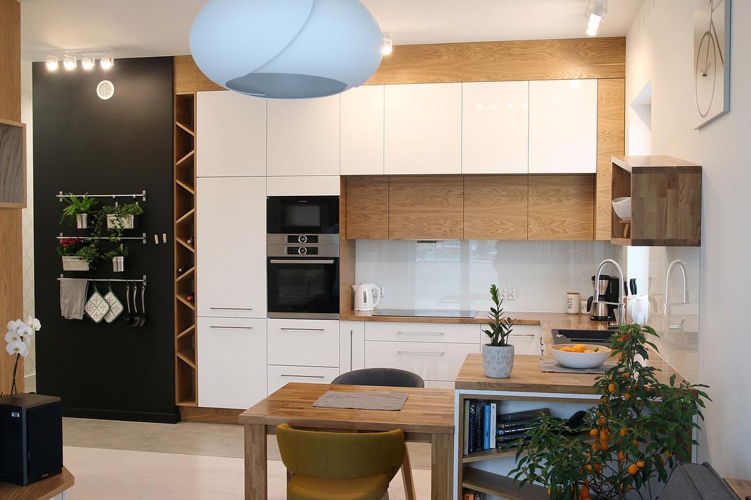 Кухня в стиле модерн. Хорошо использовано пространство, есть разные источники света, цвета сдержанные и природные.