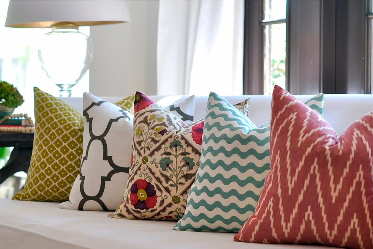 Текстиль в интерьере: как выбрать и сочетать шторы, ковры и декоративные подушки